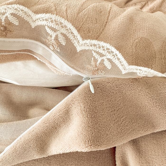 91家纺网 家纺一手货源 找家纺 （总）好漂靓 2025新款高克重雕花绒牛奶绒四件套--花之恋