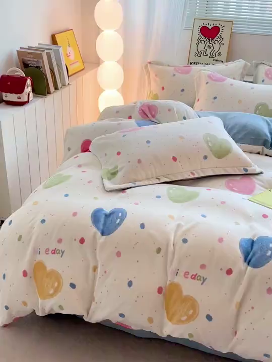 91家纺网 家纺一手货源 找家纺 简一 2025新款小清新牛奶绒印花四件套-花卉系列 炫彩爱心