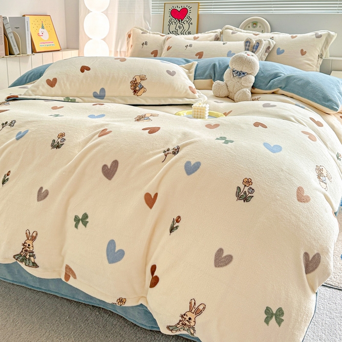 91家纺网 家纺一手货源 找家纺 简一 2025新款小清新牛奶绒印花四件套-卡通系列 兔伴心河