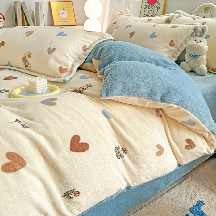 91家纺网 家纺一手货源 找家纺 简一 2025新款小清新牛奶绒印花四件套-卡通系列 兔伴心河