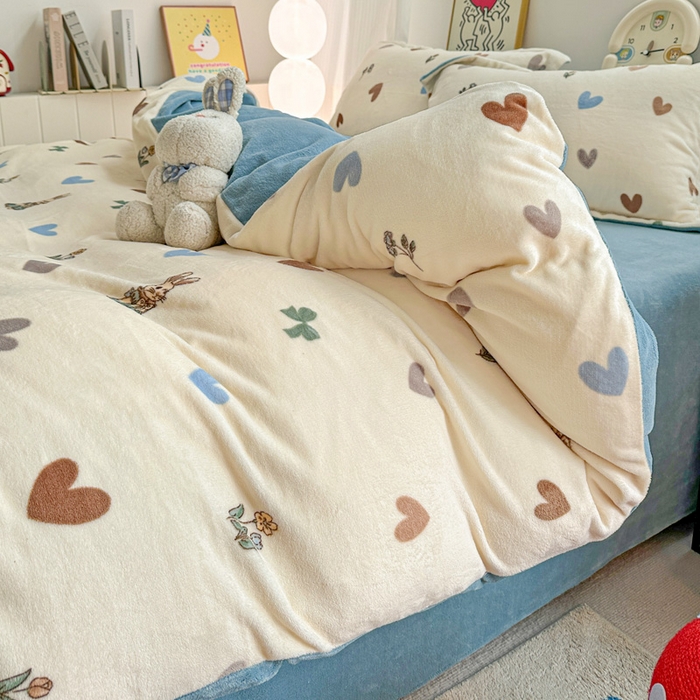 91家纺网 家纺一手货源 找家纺 简一 2025新款小清新牛奶绒印花四件套-卡通系列 兔伴心河