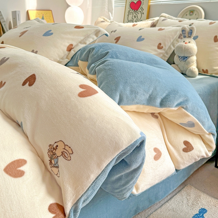 91家纺网 家纺一手货源 找家纺 简一 2025新款小清新牛奶绒印花四件套-卡通系列 兔伴心河