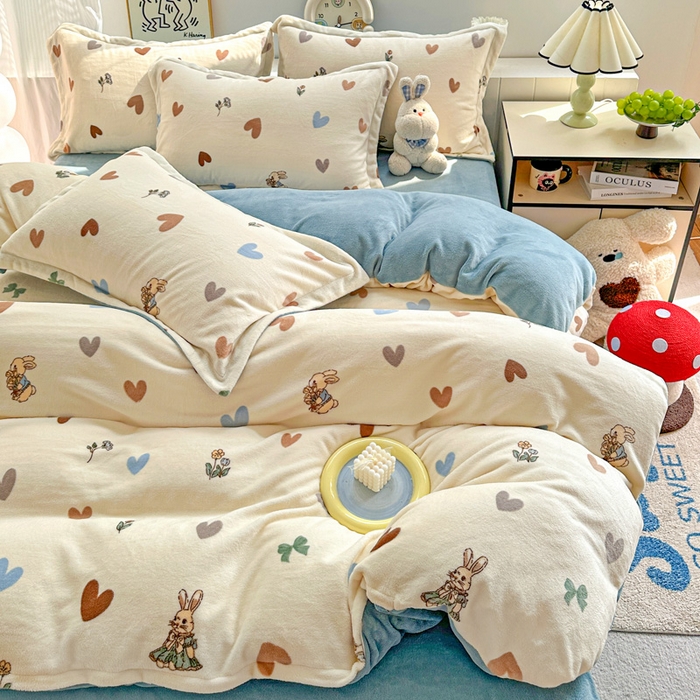 91家纺网 家纺一手货源 找家纺 简一 2025新款小清新牛奶绒印花四件套-卡通系列 兔伴心河