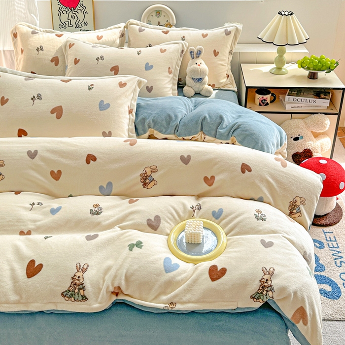 91家纺网 家纺一手货源 找家纺 简一 2025新款小清新牛奶绒印花四件套-卡通系列 兔伴心河