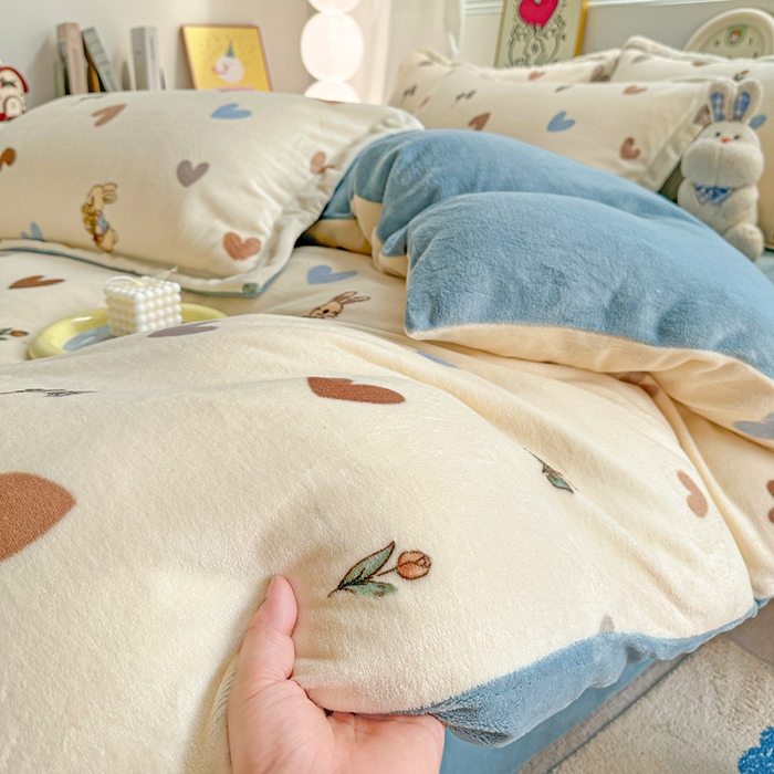 91家纺网 家纺一手货源 找家纺 简一 2025新款小清新牛奶绒印花四件套-卡通系列 兔伴心河