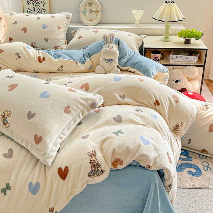 91家纺网 家纺一手货源 找家纺 简一 2025新款小清新牛奶绒印花四件套-卡通系列 兔伴心河