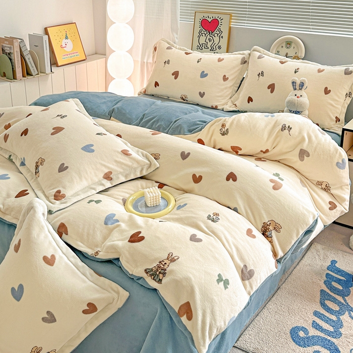 91家纺网 家纺一手货源 找家纺 简一 2025新款小清新牛奶绒印花四件套-卡通系列 兔伴心河