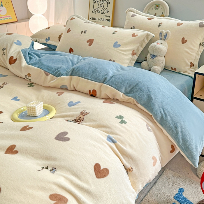 91家纺网 家纺一手货源 找家纺 简一 2025新款小清新牛奶绒印花四件套-卡通系列 兔伴心河