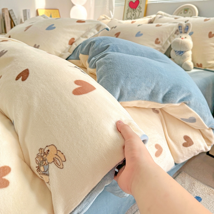 91家纺网 家纺一手货源 找家纺 简一 2025新款小清新牛奶绒印花四件套-卡通系列 兔伴心河