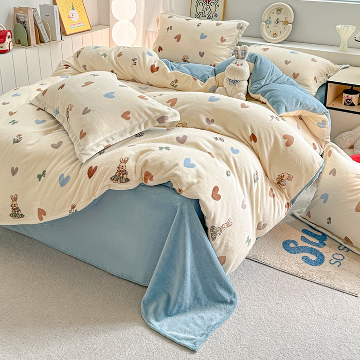 91家纺网 家纺一手货源 找家纺 简一 2025新款小清新牛奶绒印花四件套-卡通系列 兔伴心河