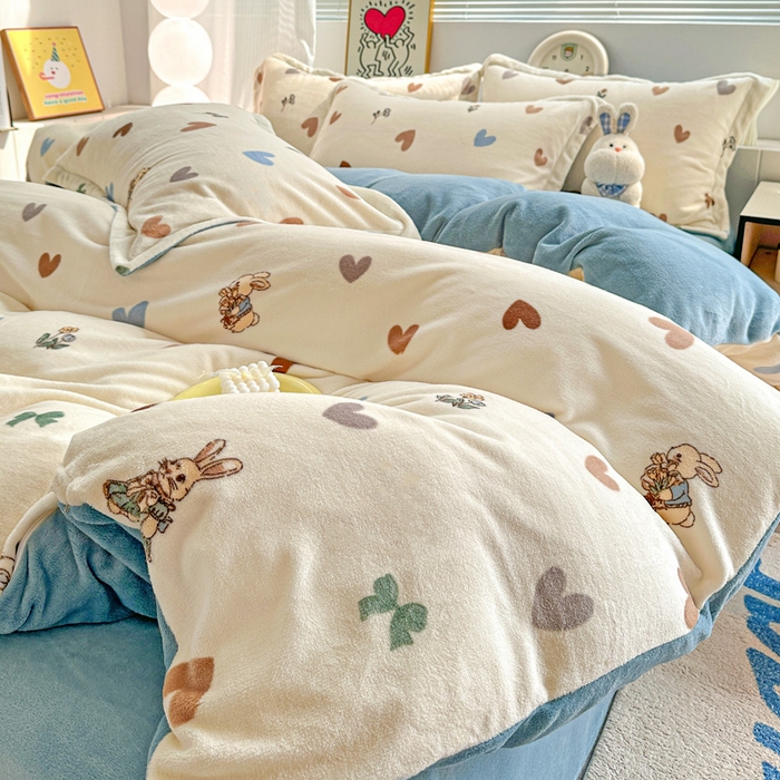 91家纺网 家纺一手货源 找家纺 简一 2025新款小清新牛奶绒印花四件套-卡通系列 兔伴心河