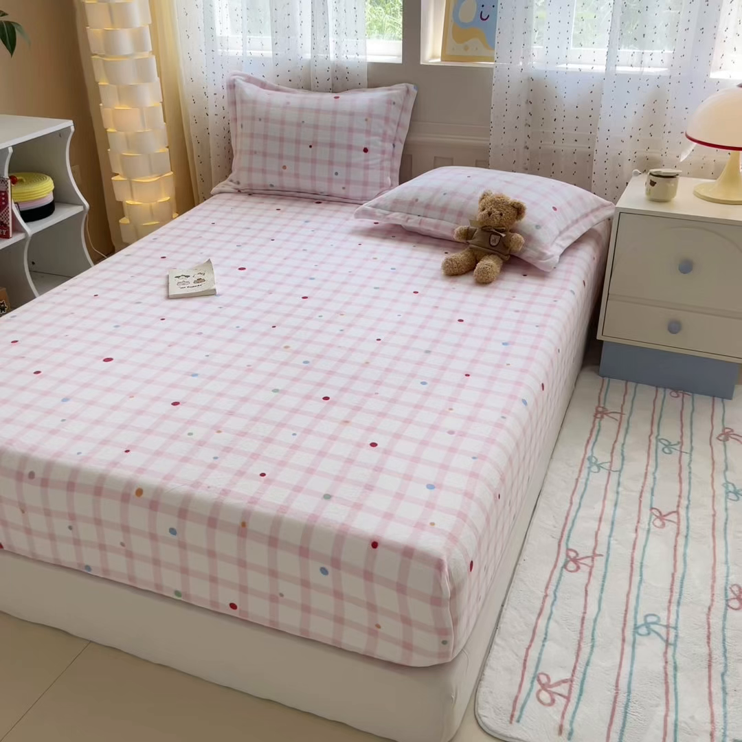 91家纺网 家纺一手货源 找家纺 丽美人 2025新款高克重印花牛奶绒无印风床笠款（A类母婴级面料） 波点粉格