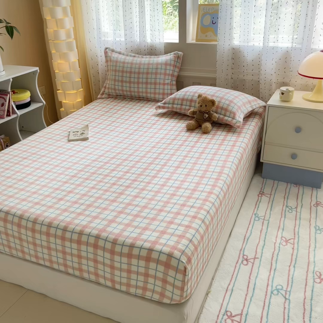 91家纺网 家纺一手货源 找家纺 丽美人 2025新款高克重印花牛奶绒无印风床笠款（A类母婴级面料） 蓝粉大格