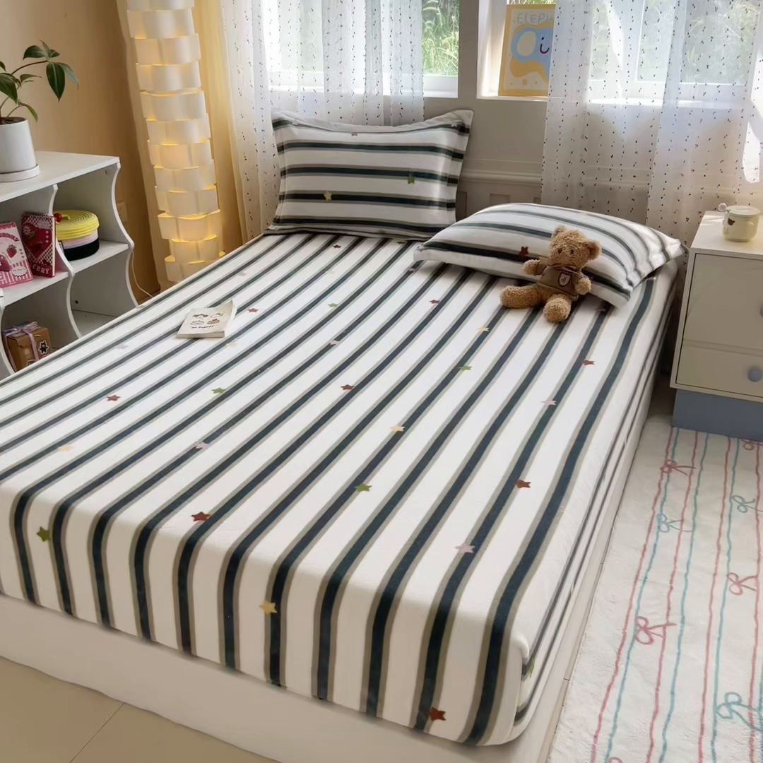 91家纺网 家纺一手货源 找家纺 丽美人 2025新款高克重印花牛奶绒无印风床笠款（A类母婴级面料） 彩星黑条