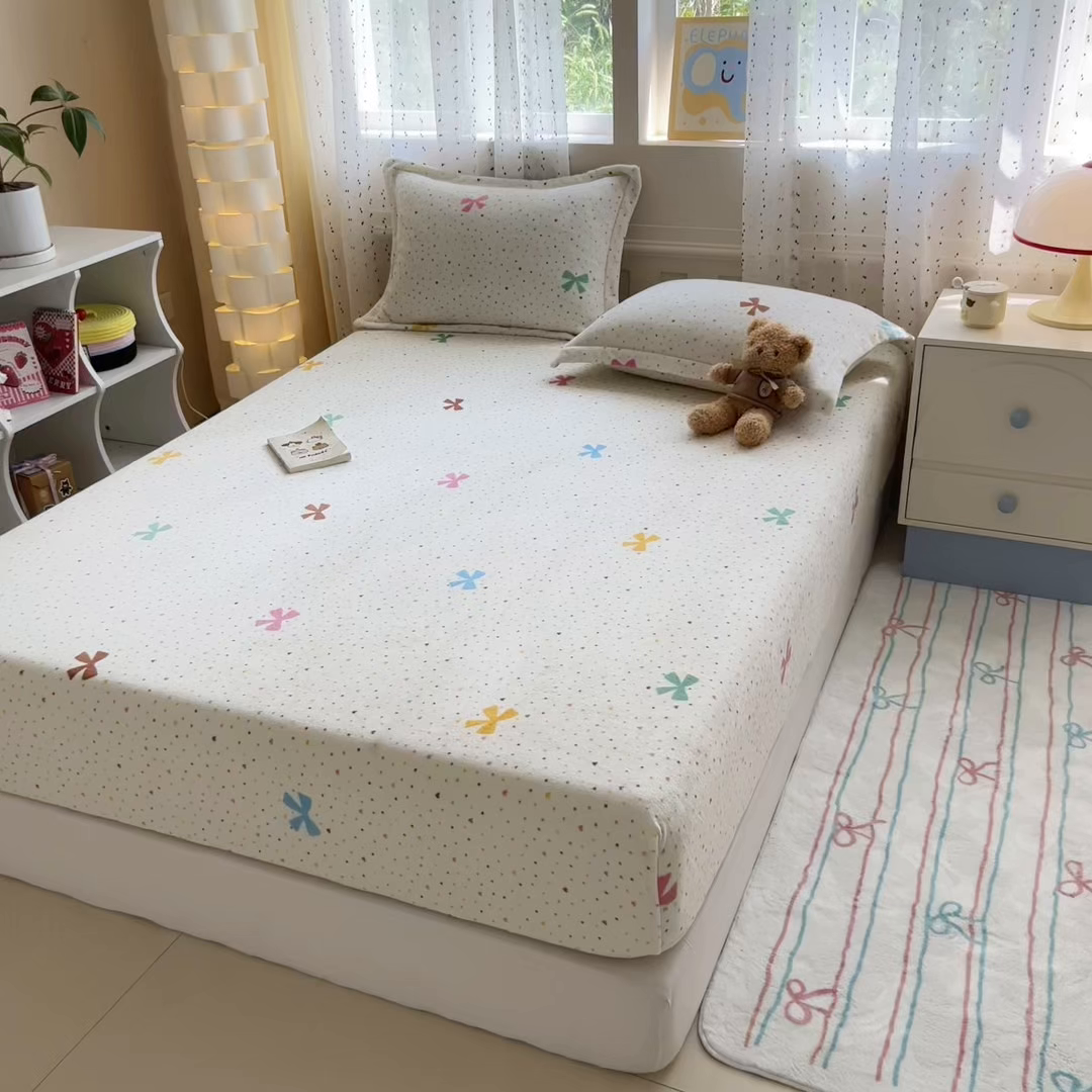 91家纺网 家纺一手货源 找家纺 丽美人 2025新款高克重印花牛奶绒无印风床笠款（A类母婴级面料） 波点蝴蝶结