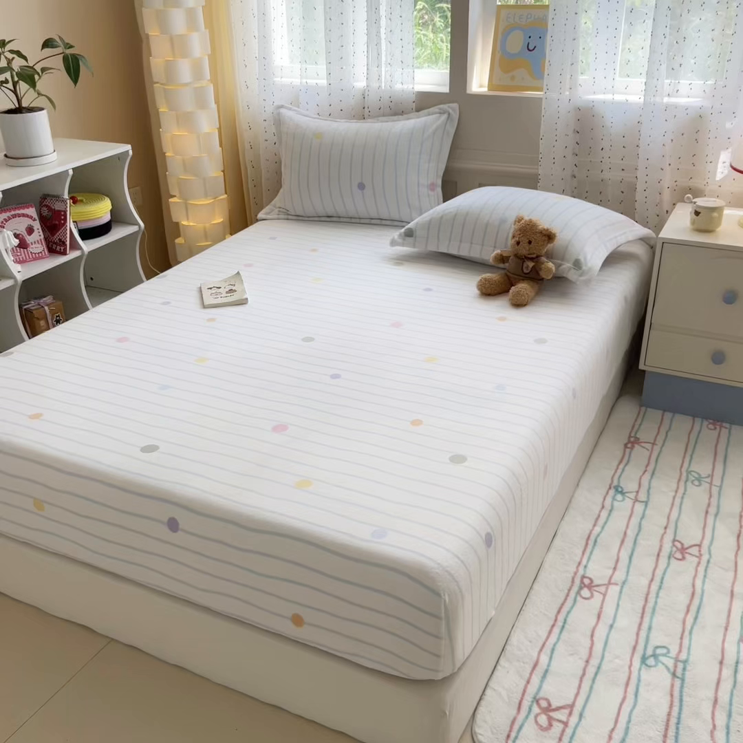 91家纺网 家纺一手货源 找家纺 丽美人 2025新款高克重印花牛奶绒无印风床笠款（A类母婴级面料） 波点蓝条