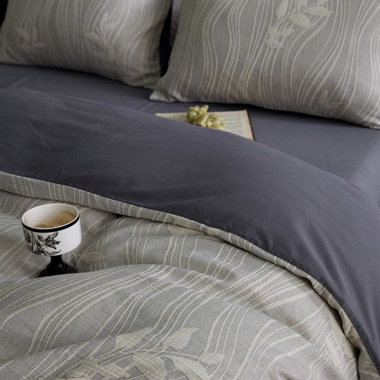 91家纺网 家纺一手货源 找家纺 小叮当家纺仓储工厂店 2025新款提供买家秀爆款花型不断货全棉纯棉A类三层纱加厚磨毛大提花四件套 米斯·兰