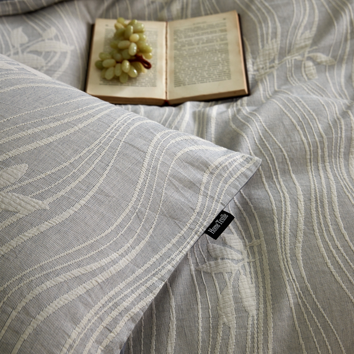 91家纺网 家纺一手货源 找家纺 小叮当家纺仓储工厂店 2025新款提供买家秀爆款花型不断货全棉纯棉A类三层纱加厚磨毛大提花四件套 米斯·兰