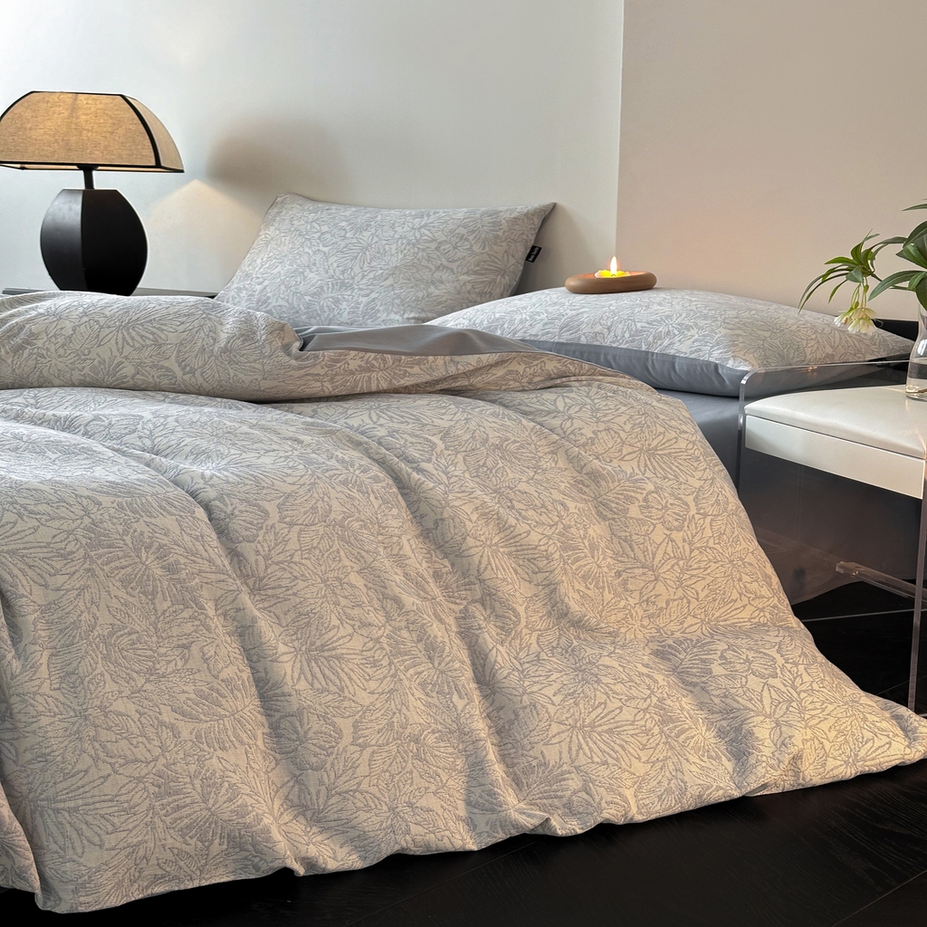 91家纺网 家纺一手货源 找家纺 小叮当家纺仓储工厂店 2025新款提供买家秀爆款花型不断货全棉纯棉A类三层纱加厚磨毛大提花四件套 摩登森林-兰