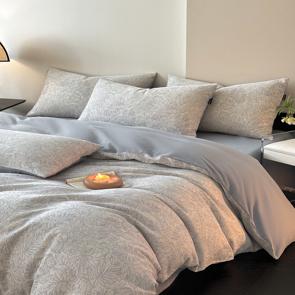 91家纺网 家纺一手货源 找家纺 小叮当家纺仓储工厂店 2025新款提供买家秀爆款花型不断货全棉纯棉A类三层纱加厚磨毛大提花四件套 摩登森林-兰