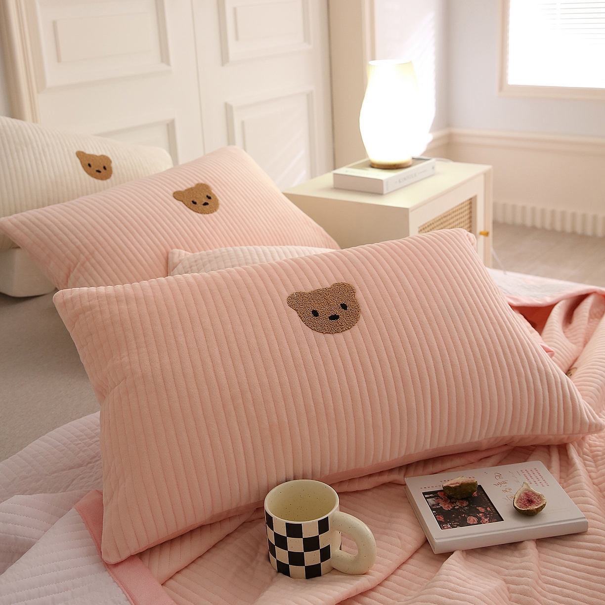 91家纺网 家纺一手货源 找家纺 （总）期遇家居 2025新款夹棉绗缝绒枕套毛巾绣绒小熊枕套