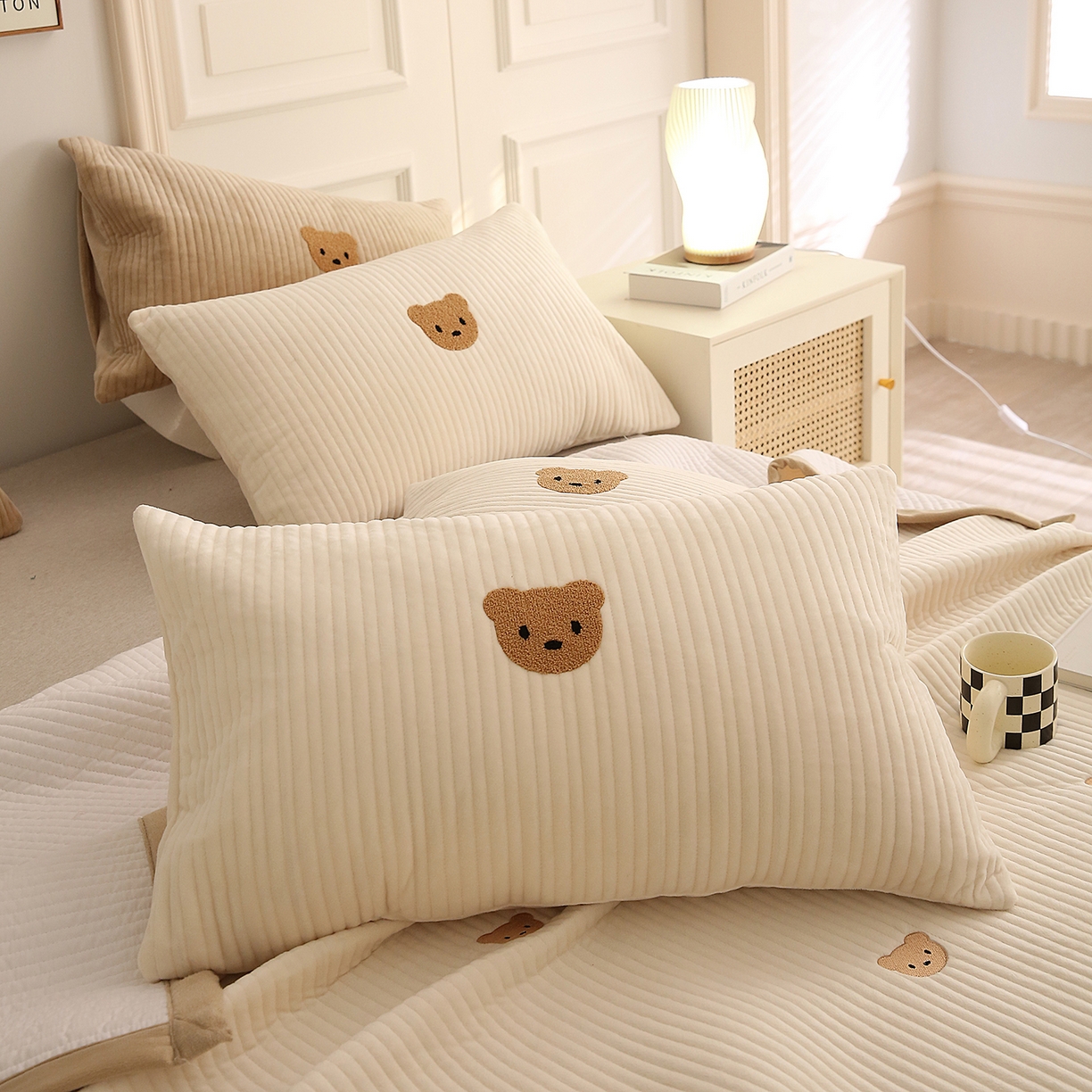 91家纺网 家纺一手货源 找家纺 （总）期遇家居 2025新款夹棉绗缝绒枕套毛巾绣绒小熊枕套