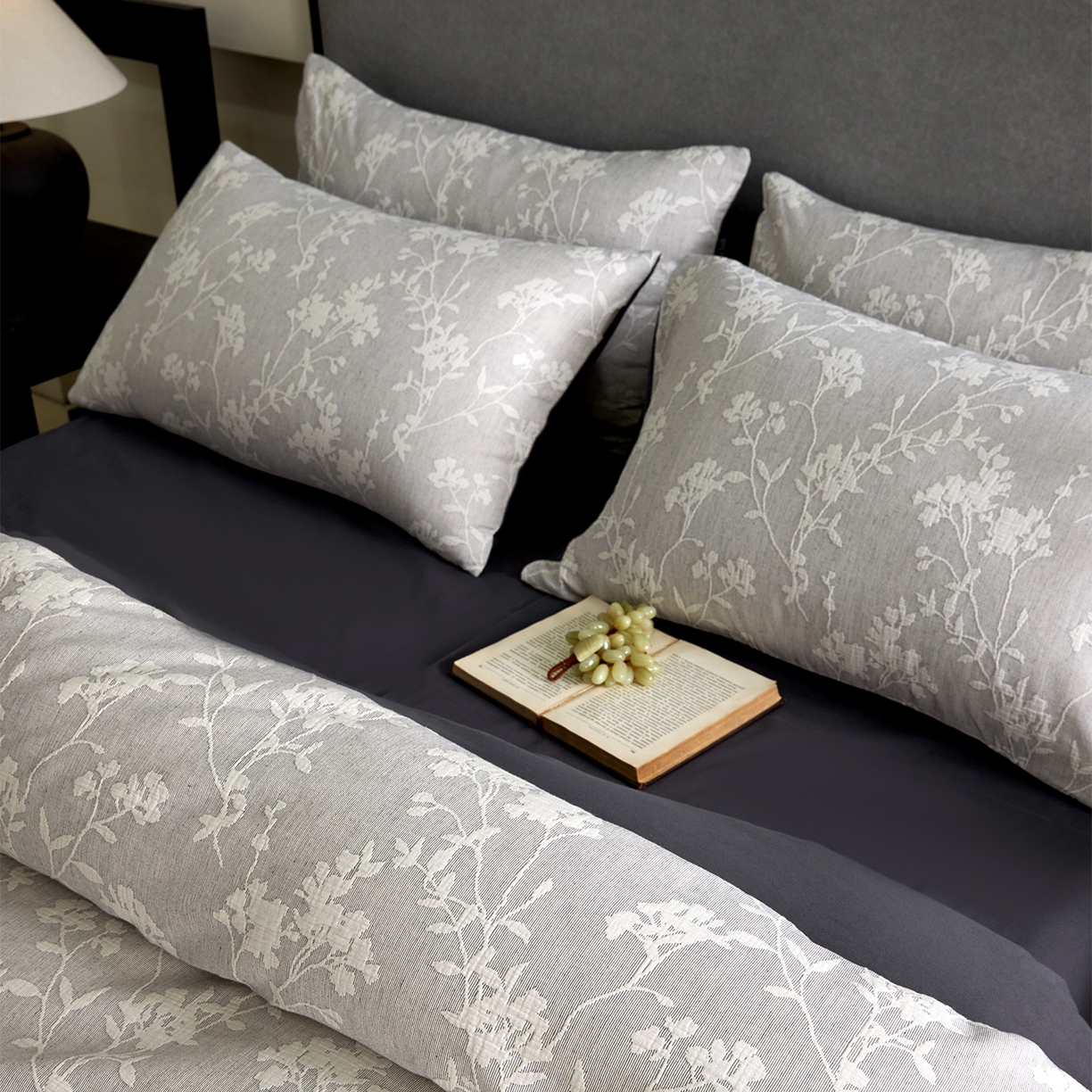 91家纺网 家纺一手货源 找家纺 小叮当家纺仓储工厂店 2025新款提供买家秀爆款花型不断货全棉纯棉A类三层纱加厚磨毛大提花四件套 沐云里·灰