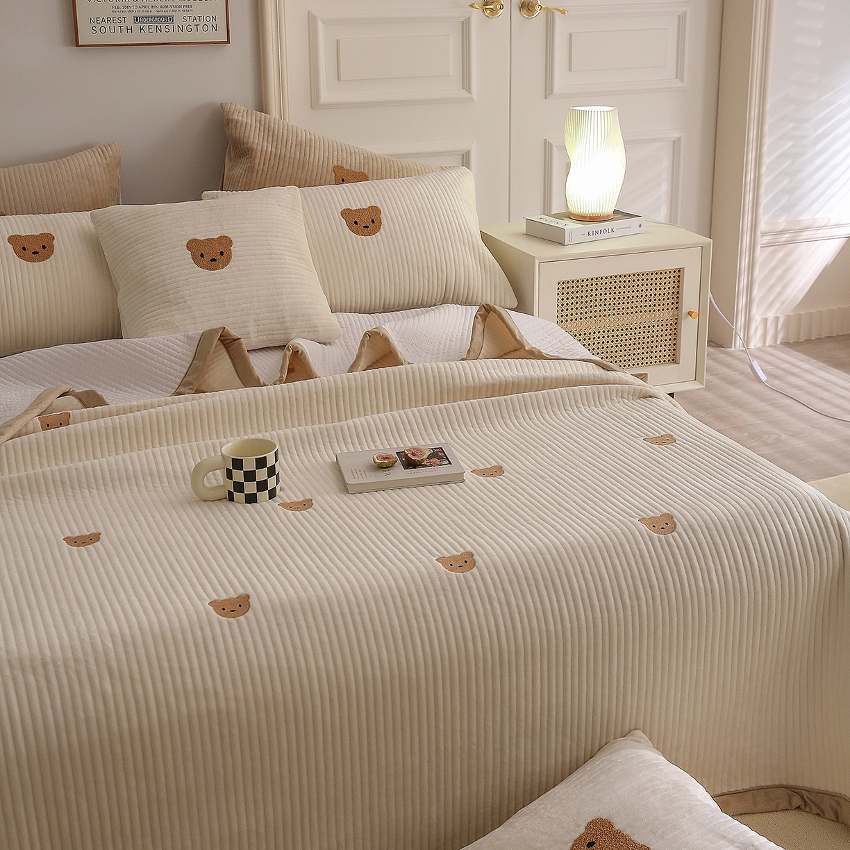 91家纺网 家纺一手货源 找家纺 期遇家居 2025新款夹棉绗缝绒枕套毛巾绣绒小熊枕套 绒小熊咖