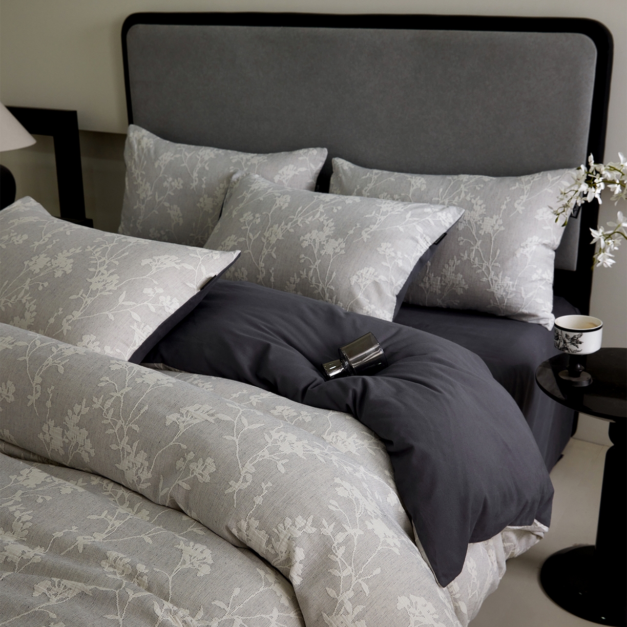 91家纺网 家纺一手货源 找家纺 小叮当家纺仓储工厂店 2025新款提供买家秀爆款花型不断货全棉纯棉A类三层纱加厚磨毛大提花四件套 沐云里·灰