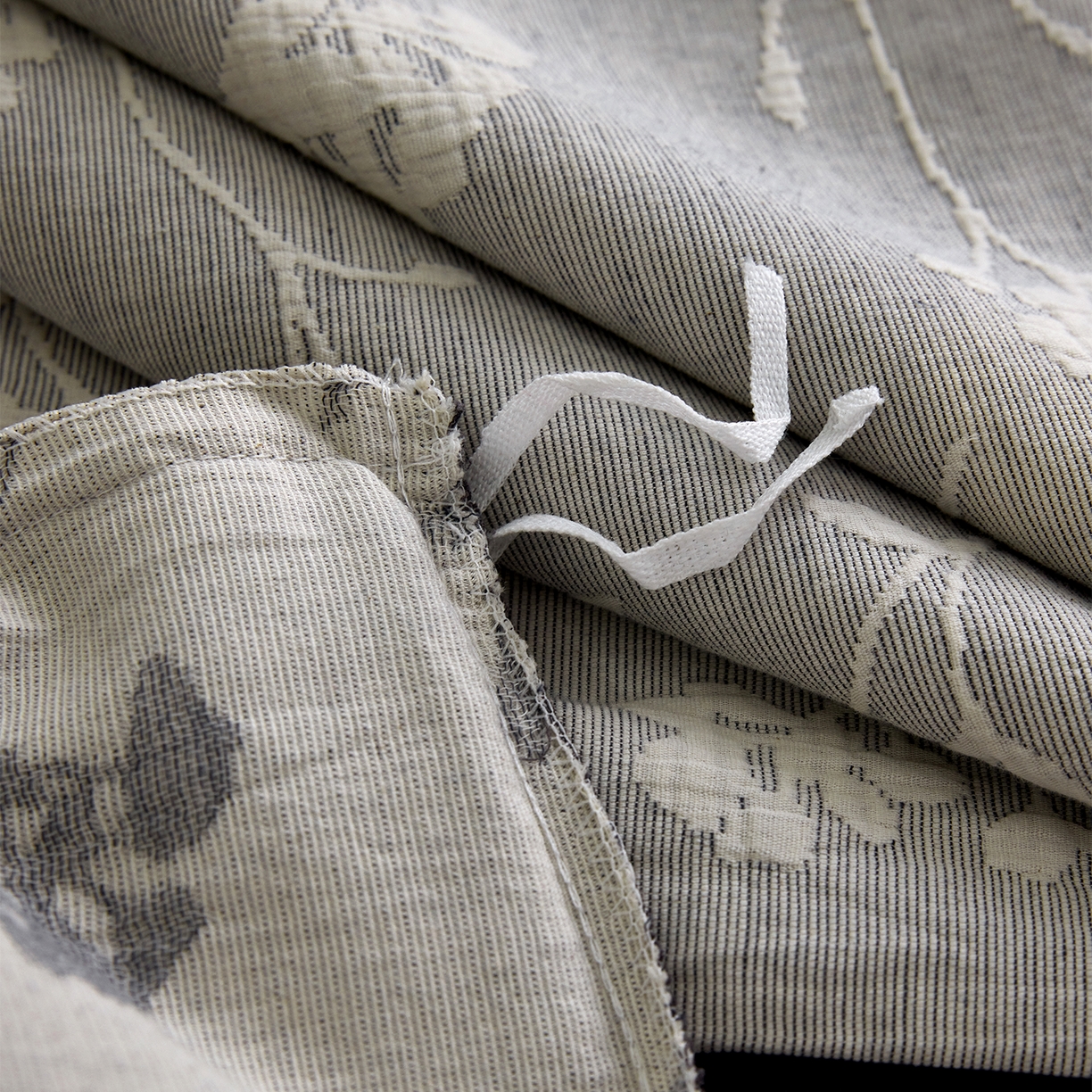 91家纺网 家纺一手货源 找家纺 小叮当家纺仓储工厂店 2025新款提供买家秀爆款花型不断货全棉纯棉A类三层纱加厚磨毛大提花四件套 沐云里·灰