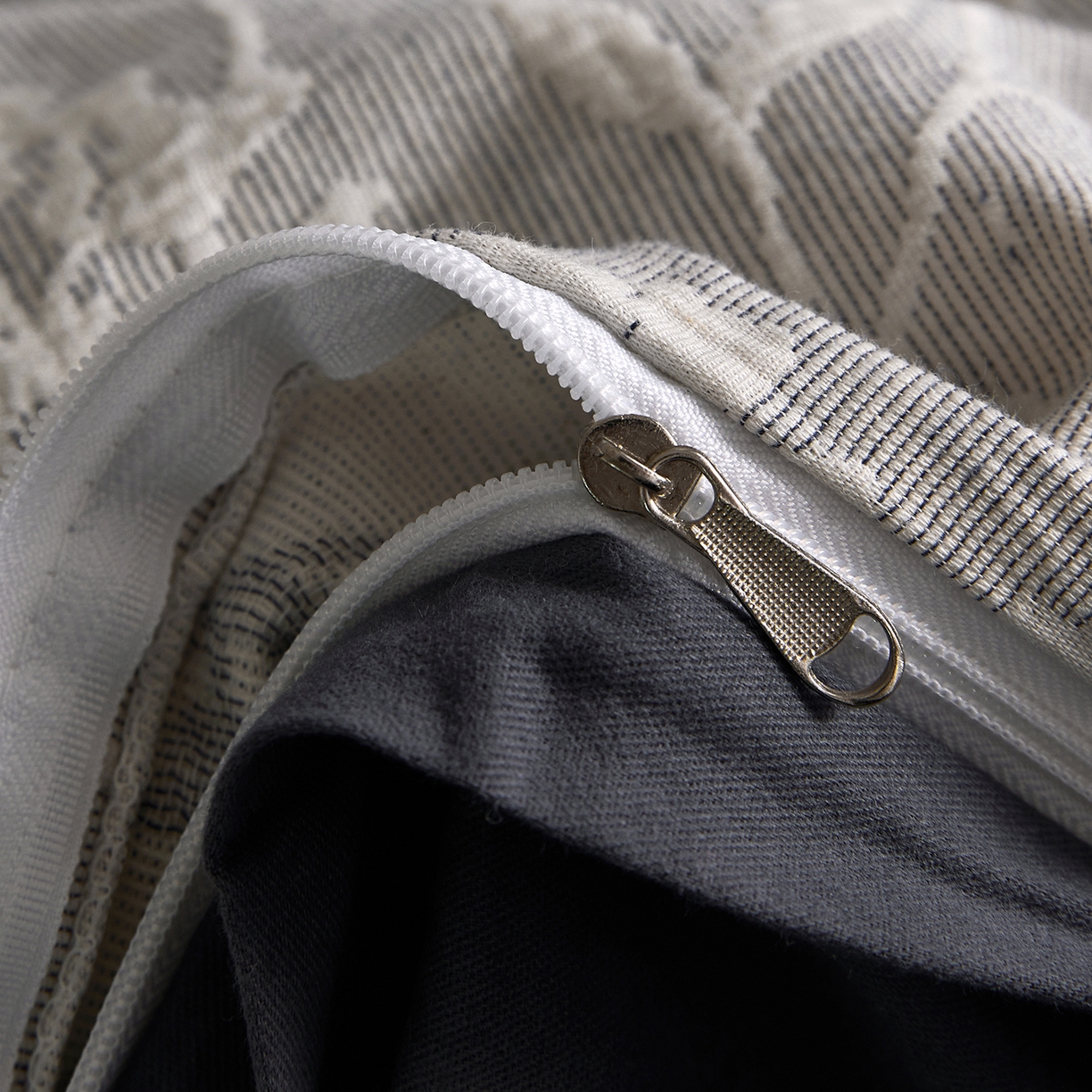 91家纺网 家纺一手货源 找家纺 小叮当家纺仓储工厂店 2025新款提供买家秀爆款花型不断货全棉纯棉A类三层纱加厚磨毛大提花四件套 沐云里·灰