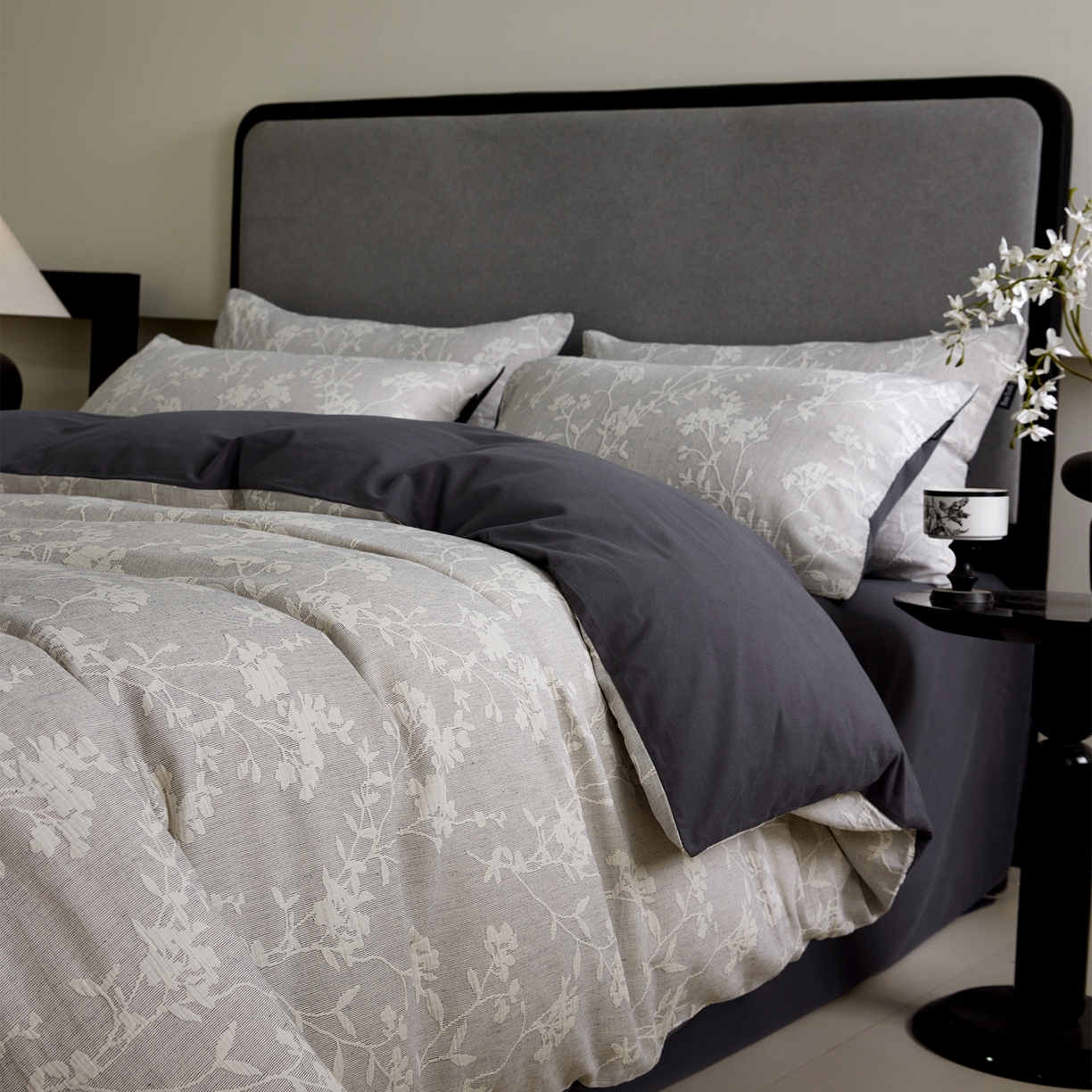 91家纺网 家纺一手货源 找家纺 小叮当家纺仓储工厂店 2025新款提供买家秀爆款花型不断货全棉纯棉A类三层纱加厚磨毛大提花四件套 沐云里·灰