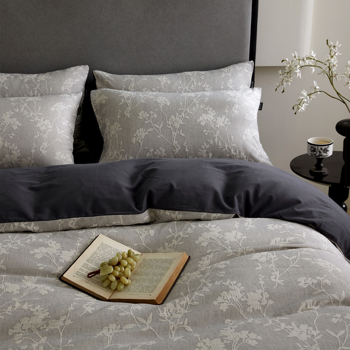 91家纺网 家纺一手货源 找家纺 小叮当家纺仓储工厂店 2025新款提供买家秀爆款花型不断货全棉纯棉A类三层纱加厚磨毛大提花四件套 沐云里·灰