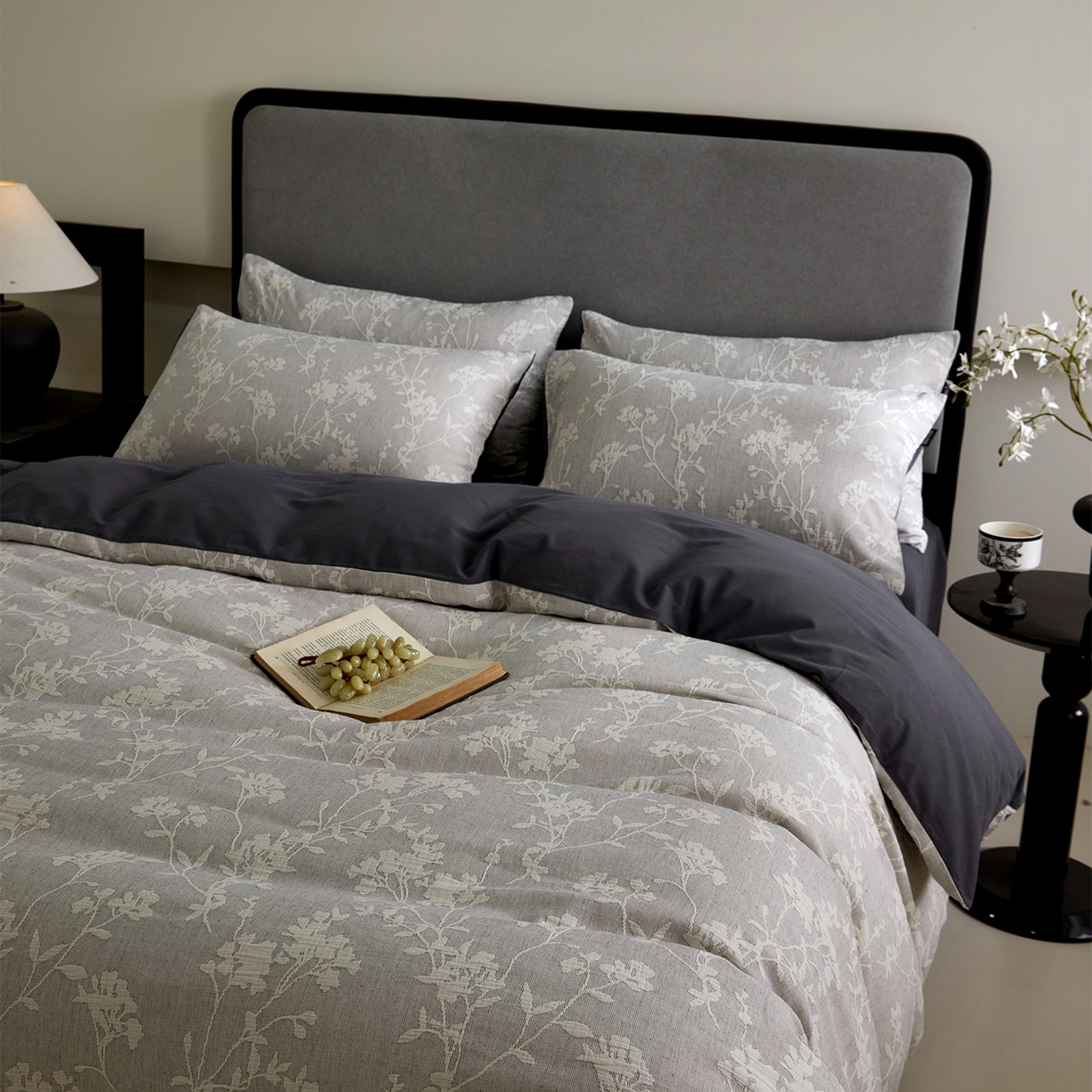 91家纺网 家纺一手货源 找家纺 小叮当家纺仓储工厂店 2025新款提供买家秀爆款花型不断货全棉纯棉A类三层纱加厚磨毛大提花四件套 沐云里·灰