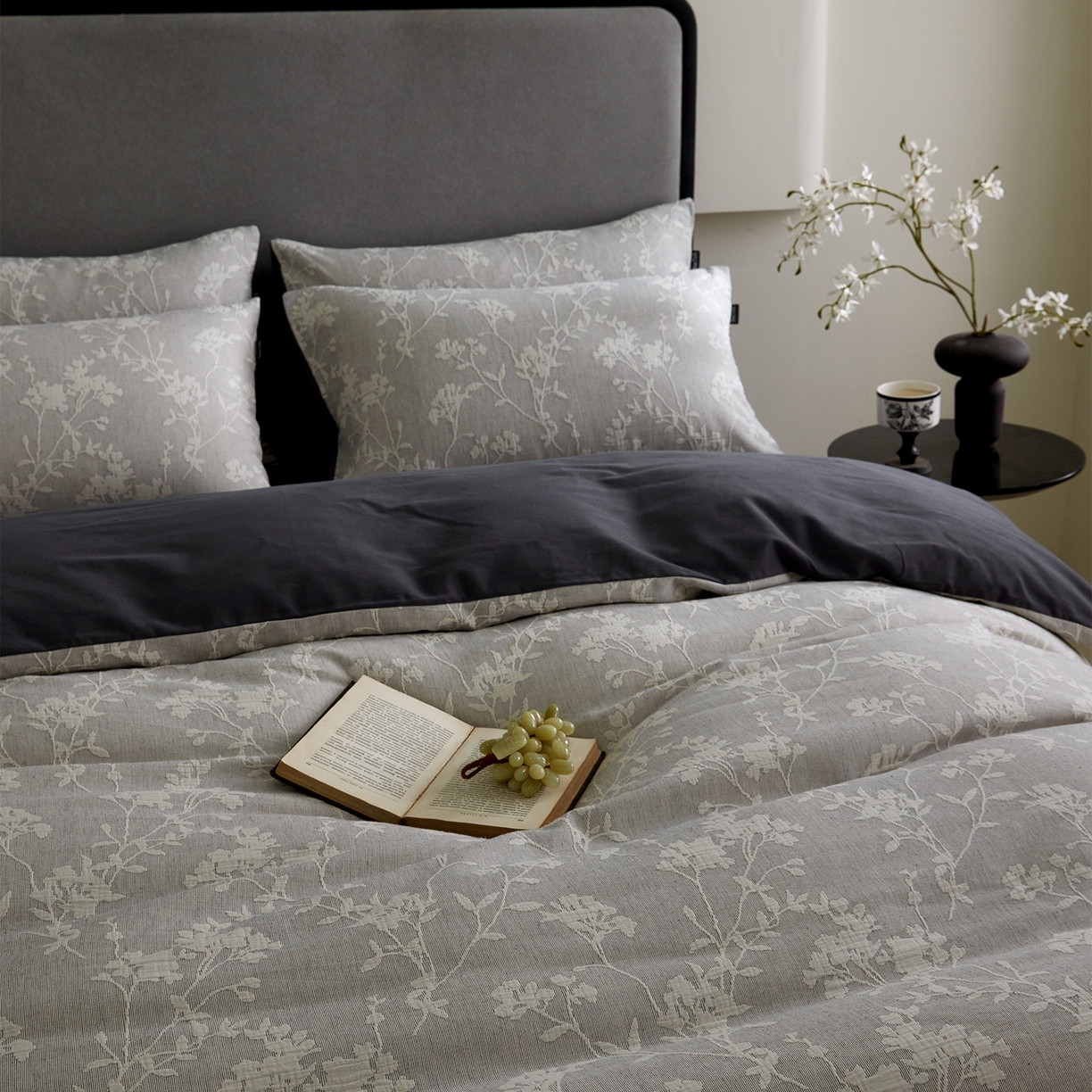 91家纺网 家纺一手货源 找家纺 小叮当家纺仓储工厂店 2025新款提供买家秀爆款花型不断货全棉纯棉A类三层纱加厚磨毛大提花四件套 沐云里·灰