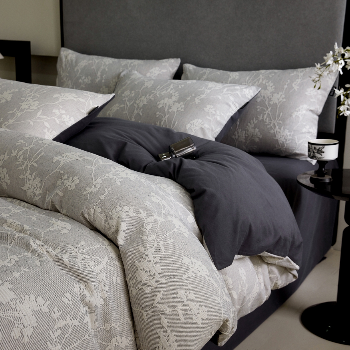 91家纺网 家纺一手货源 找家纺 小叮当家纺仓储工厂店 2025新款提供买家秀爆款花型不断货全棉纯棉A类三层纱加厚磨毛大提花四件套 沐云里·灰