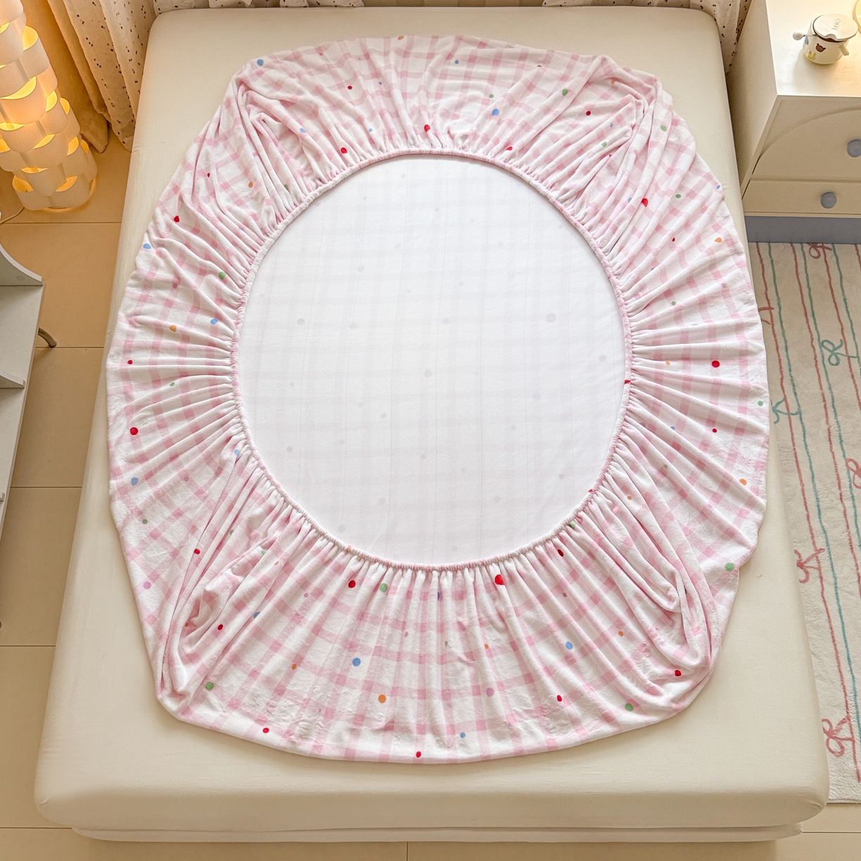 91家纺网 家纺一手货源 找家纺 丽美人 2025新款高克重印花牛奶绒无印风床笠款（A类母婴级面料） 波点粉格