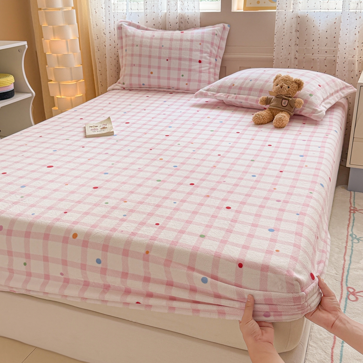 91家纺网 家纺一手货源 找家纺 丽美人 2025新款高克重印花牛奶绒无印风床笠款（A类母婴级面料） 波点粉格