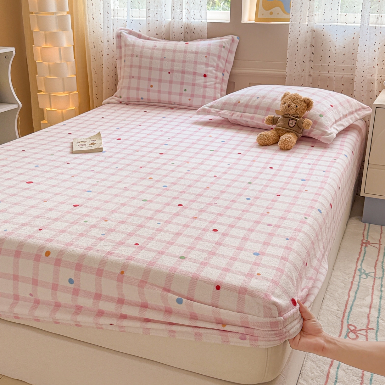 91家纺网 家纺一手货源 找家纺 丽美人 2025新款高克重印花牛奶绒无印风床笠款（A类母婴级面料） 波点粉格