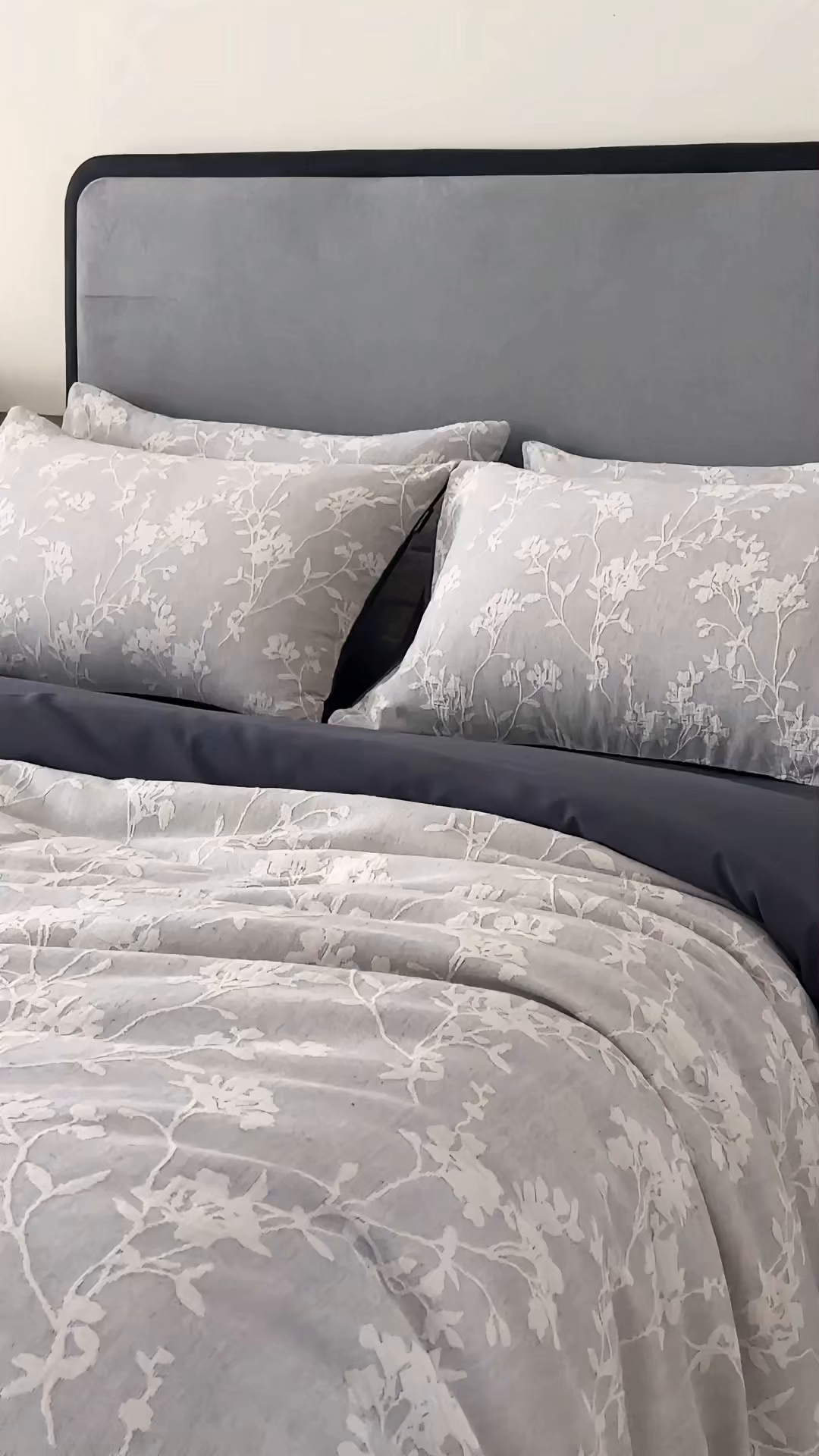 91家纺网 家纺一手货源 找家纺 小叮当家纺仓储工厂店 2025新款提供买家秀爆款花型不断货全棉纯棉A类三层纱加厚磨毛大提花四件套 沐云里·灰