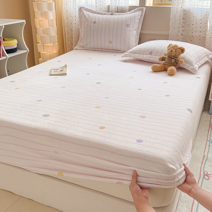 91家纺网 家纺一手货源 找家纺 丽美人 2025新款高克重印花牛奶绒无印风床笠款（A类母婴级面料） 波点粉条