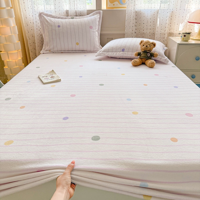 91家纺网 家纺一手货源 找家纺 丽美人 2025新款高克重印花牛奶绒无印风床笠款（A类母婴级面料） 波点粉条