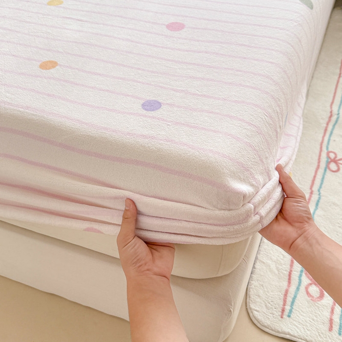 91家纺网 家纺一手货源 找家纺 丽美人 2025新款高克重印花牛奶绒无印风床笠款（A类母婴级面料） 波点粉条