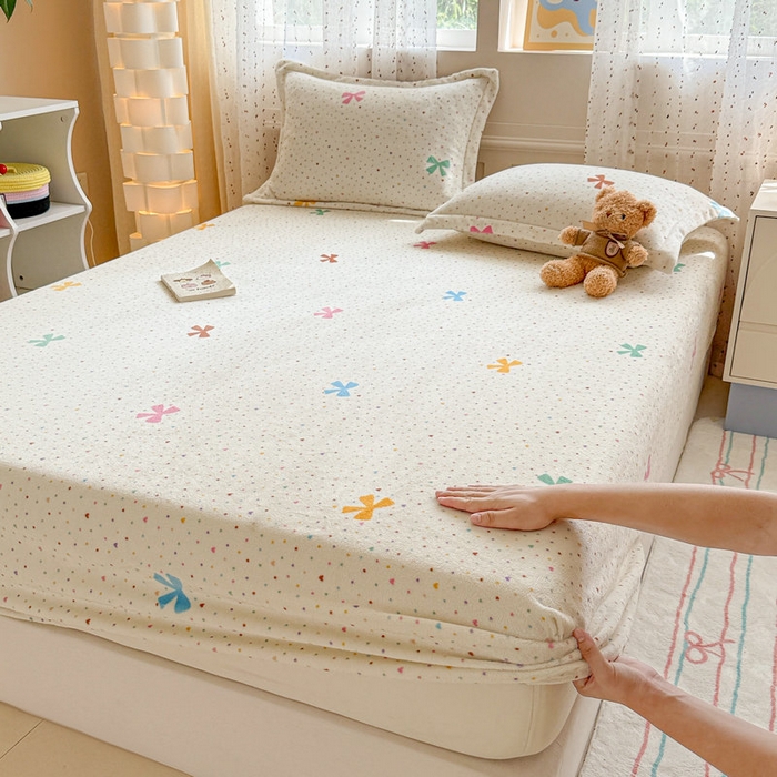 91家纺网 家纺一手货源 找家纺 丽美人 2025新款高克重印花牛奶绒无印风床笠款（A类母婴级面料） 波点蝴蝶结