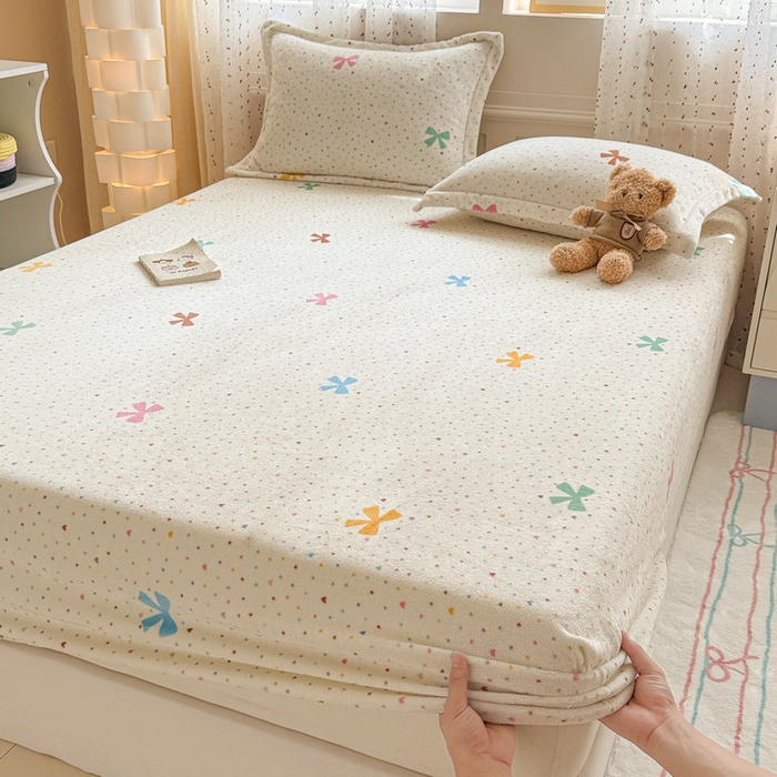 91家纺网 家纺一手货源 找家纺 丽美人 2025新款高克重印花牛奶绒无印风床笠款（A类母婴级面料） 波点蝴蝶结