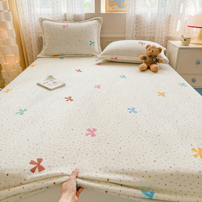 91家纺网 家纺一手货源 找家纺 丽美人 2025新款高克重印花牛奶绒无印风床笠款（A类母婴级面料） 波点蝴蝶结