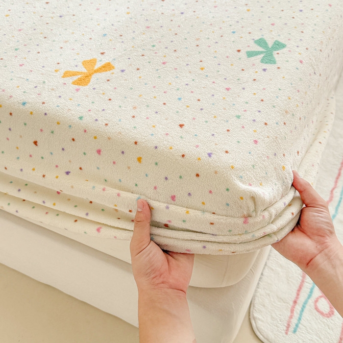 91家纺网 家纺一手货源 找家纺 丽美人 2025新款高克重印花牛奶绒无印风床笠款（A类母婴级面料） 波点蝴蝶结