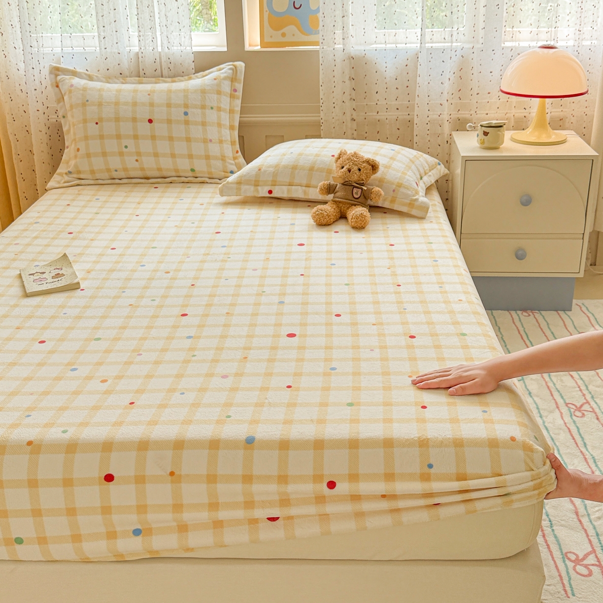 91家纺网 家纺一手货源 找家纺 丽美人 2025新款高克重印花牛奶绒无印风床笠款（A类母婴级面料） 波点黄格