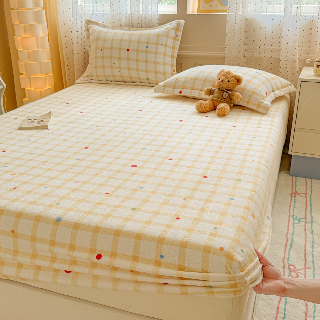 91家纺网 家纺一手货源 找家纺 丽美人 2025新款高克重印花牛奶绒无印风床笠款（A类母婴级面料） 波点黄格