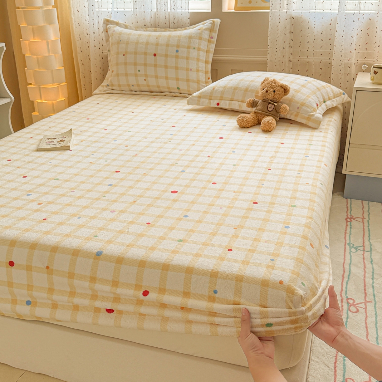 91家纺网 家纺一手货源 找家纺 丽美人 2025新款高克重印花牛奶绒无印风床笠款（A类母婴级面料） 波点黄格